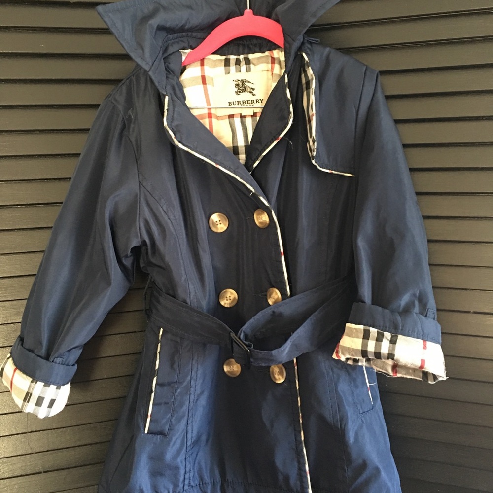 Burberry trench coat in good condition. Size 4-5